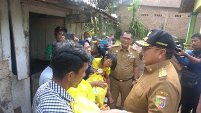 Gubernur Arinal Serahkan Tali Asih Untuk Sela, dan Bagikan Paket Sembako di Lampung Timur