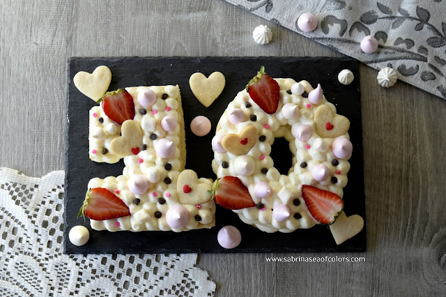 Tarta números con galleta de almendra y mousse de crema