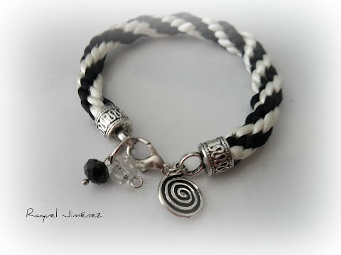 PULSERA KUMIHIMO BLANCA Y NEGRA EN ESPIRAL