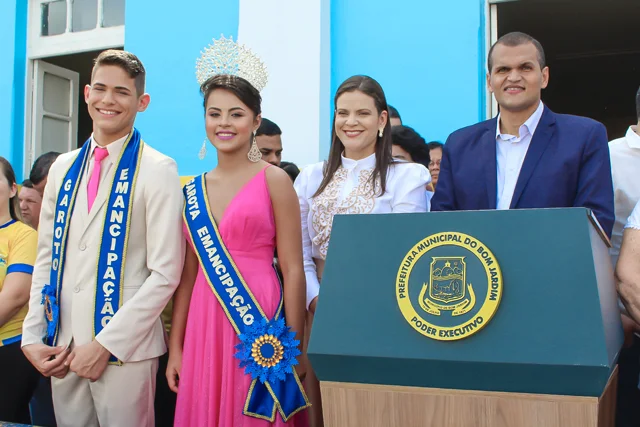 Prefeito de Bom Jardim, Janjão, com a primeira-dama Jêssica de Janjão, junto com o garoto e com a garota emancipação 2022 de Bom Jardim - PE
