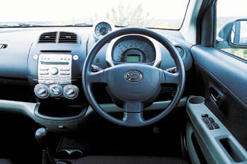 2005 Daihatsu Sirion 1.3L SE - dashboard trim view