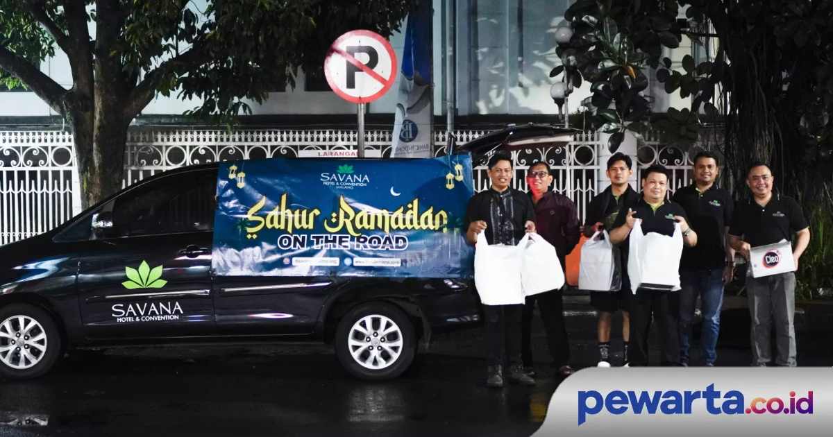 Kegiatan berbagi menu sahur dalam program Sahur Ramadan On The Road Hotel Savana Malang