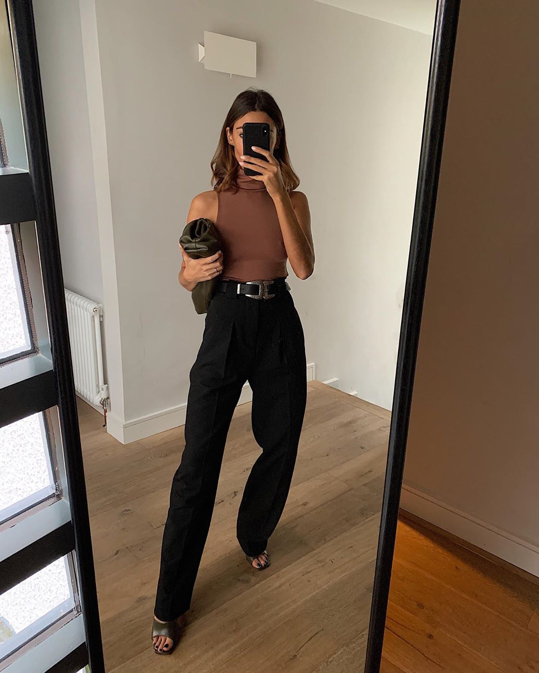 Le Fashion: A Chic Way to Wear High-Waisted Black Pants for Spring