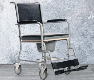 Opieka nad osobą z ograniczoną mobilnością - krzesło toaletowe