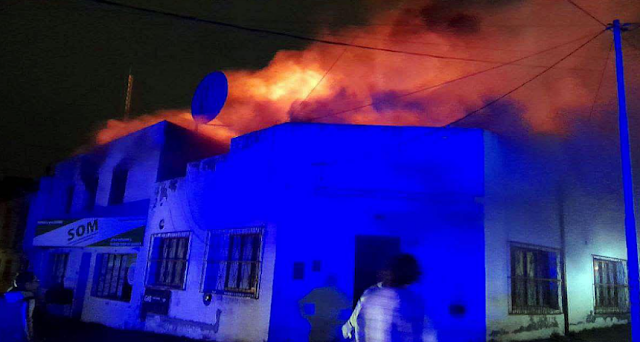 Un hombre sufrió quemaduras durante un incendio en un complejo residencial en Ushuaia. Se encuentra en estado de coma inducido en el hospital local.