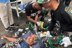 TNI dan Relawan Bekerja Keras Mengevakuasi Jasad Korban Gempa Bumi Yang Tertimbun Longsor di Cianjur