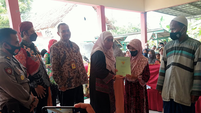 Penyerahan Sertipikat PTSL Tahun Anggaran 2022, Begini Pesan Wakil Bupati Sumenep, Nyai Hj. Dewi Khalifah, S.H., M.H., M.Pd.I. 