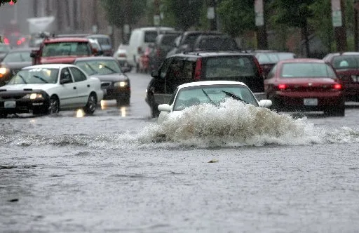 一輛在水中衝浪的汽車