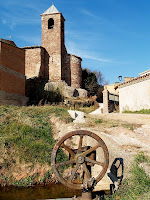 L'església de Sant Iscle i Santa Victòria des de la Sèquia