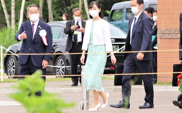 Princess Kako is the second daughter of the Crown Prince Fumihito and Crown Princess Kiko. She wore a green turquoise lace dress