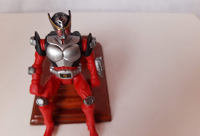 Figura de ação articulada na cabeça, braços e virilha do  Kamen Rider Dragon Knight , vermelho em pose de motoqueiro 9,5 cm de altura Bandai   R$ 20,00