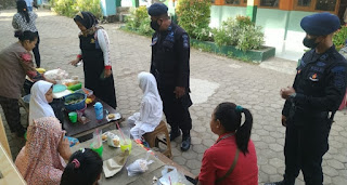 Kurangi  Angka Penularan Covid- 19, Personil Sat  Brimob Polda  Jabar Sosialisasikan Prokes  Kepada Masyarakat