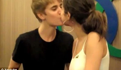 Justin Bieber Cium Selena Gomez 