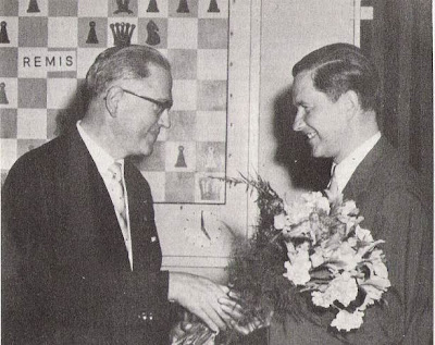 Paul Keres, recibiendo el primer premio del Torneo Internacional de Ajedrez Zúrich 1961