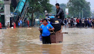 Gambar gerobak atasi Banjir Jakarta 2013