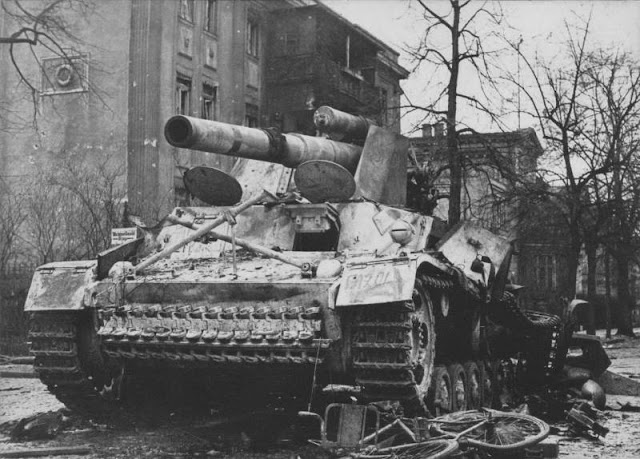 Hummel (с немецкого — «Шмель»). Полное наименование САУ — 15 cm Schwere Panzerhaubitze auf Geschützwagen III/IV (Sf) Hummel.