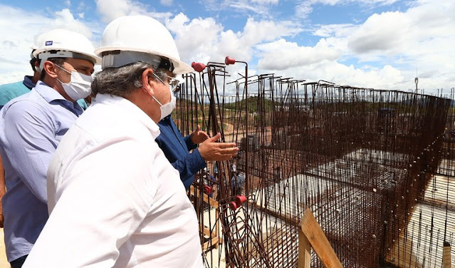 João Azevêdo inspeciona obras do sistema adutor Transparaíba que atenderá municípios do Curimataú