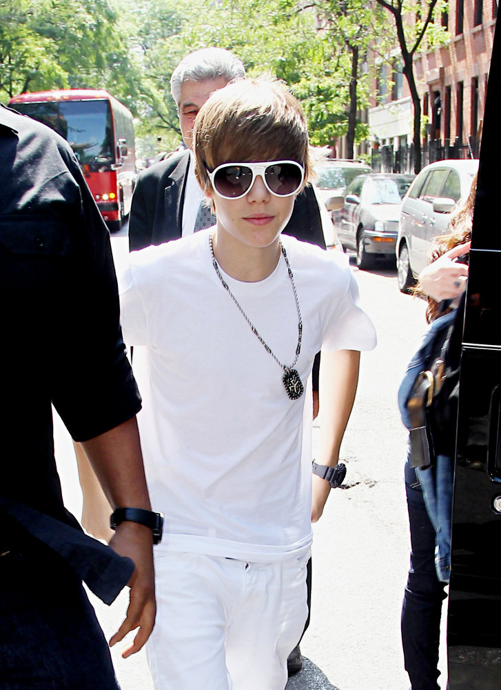 justin bieber jasmine villegas kiss. Justin Bieber Mom Says Jasmine