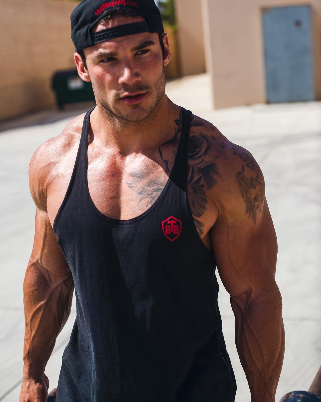 strong-sexy-man-tattoo-body-hunl-veiny-arms-masculine-young-daddy