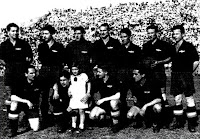 ATLÉTICO AVIACIÓN - Madrid, España - Temporada 1943-44 - Campos, Taltavull, Ederra, Riera, Ameztoy, Juan Cobo y Machín; Gabilondo, Adrover, Vázquez y Germán - ATLÉTICO AVIACIÓN 3 (Juan Vázquez (2) y Taltavull), ATLÉTICO DE BILBAO 1 (Panizo) - 11/06/1944 - Copa de España, semifinales, partido de ida - Madrid, estadio Metropolitano