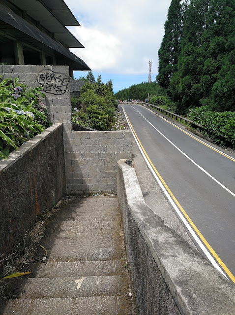 Acceso a las ruinas del Hotel Monte Palace en Sete Cidades (Azores)