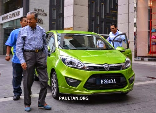 12 Gambar : Tun Mahathir test power Pandu Proton Iriz di 