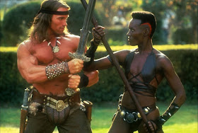 Arnold Schwarzenegger y Grace Jones en el rodaje de Conan el Destructor