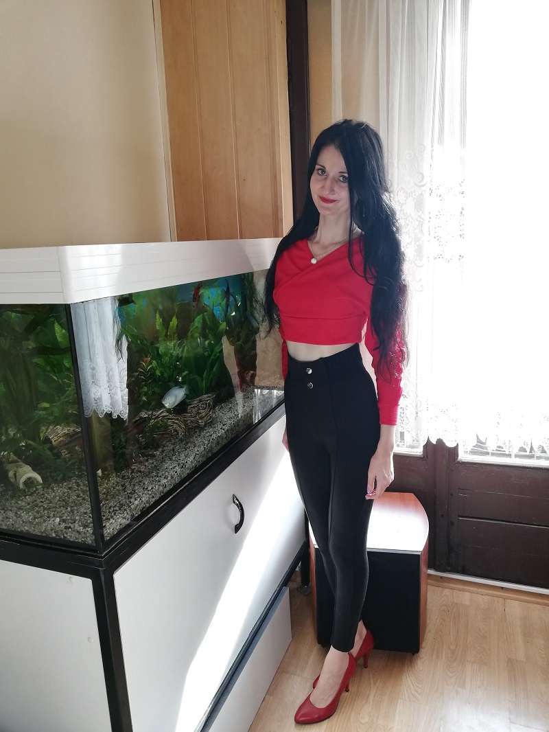 czerwony crop top z odkrytymi ramionami