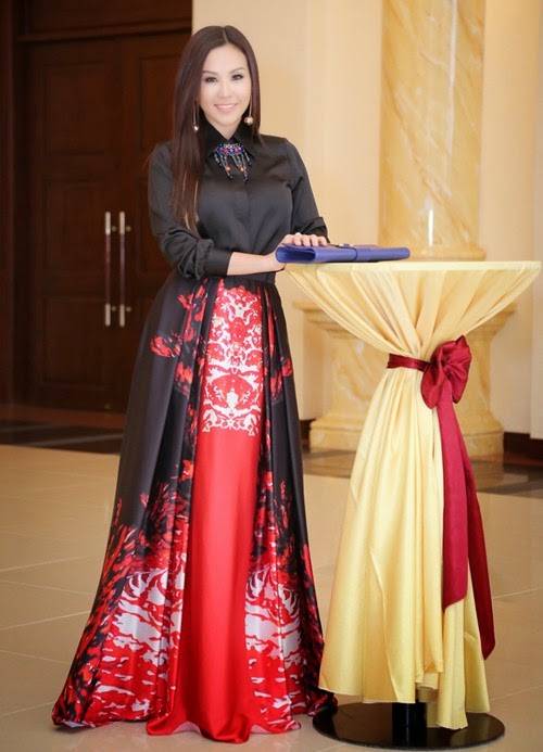 Người đẹp Thu Hoài khoe chiếc váy của nhà thiết kế người Li Băng Zuhair Murad có giá 140 triệu đồng.