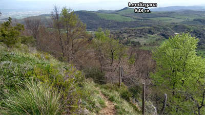 Descendiendo Areatza/Rosteta, al fondo la punta de Lendizgana Descendiendo Areatza/Rosteta, al fondo la punta de Lendizgana