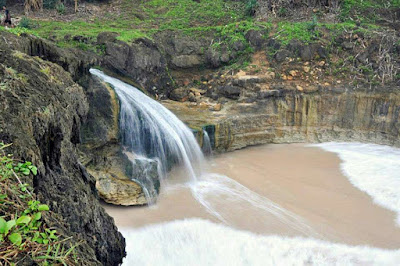 Foto Pantai Banyu Tibo, Perpaduan Pantai Dan Air Terjun Yang Eksotis