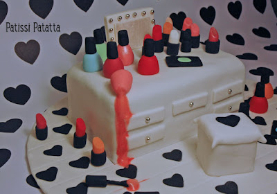 cake design, pâte à sucre, gumpaste, gâteau adolescente, gâteau anniversaire, coiffeuse, rouge à lèvres, vernis à ongles, dressing table cake, makeup cake, patissi-patatta