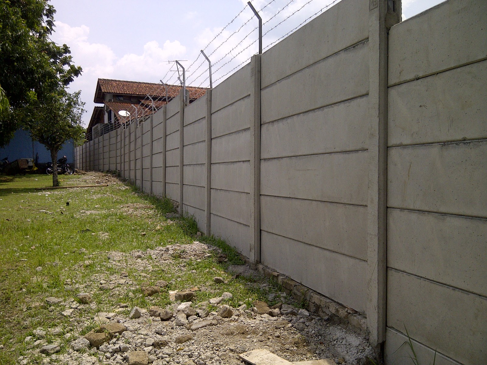 Dinding beton Precast Concrete atau Beton Pracetak 