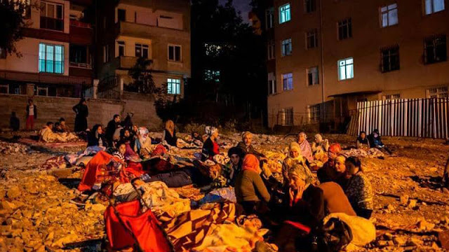 الأتراك خرجوا من منازلهم وباتوا في العراء بعد زلزال مرمرة