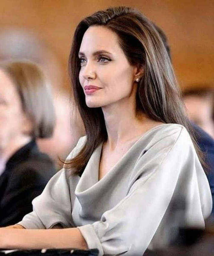 For the eyes of a girl from Afghanistan.. 2.7 million followers of Angelina Jolie in 4 hours on Instagram In four hours, Angelina Jolie gained 2.7 million followers thanks to her first Instagram post.