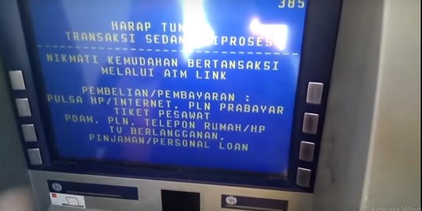 Cara mengambil uang di ATM dengan gambar
