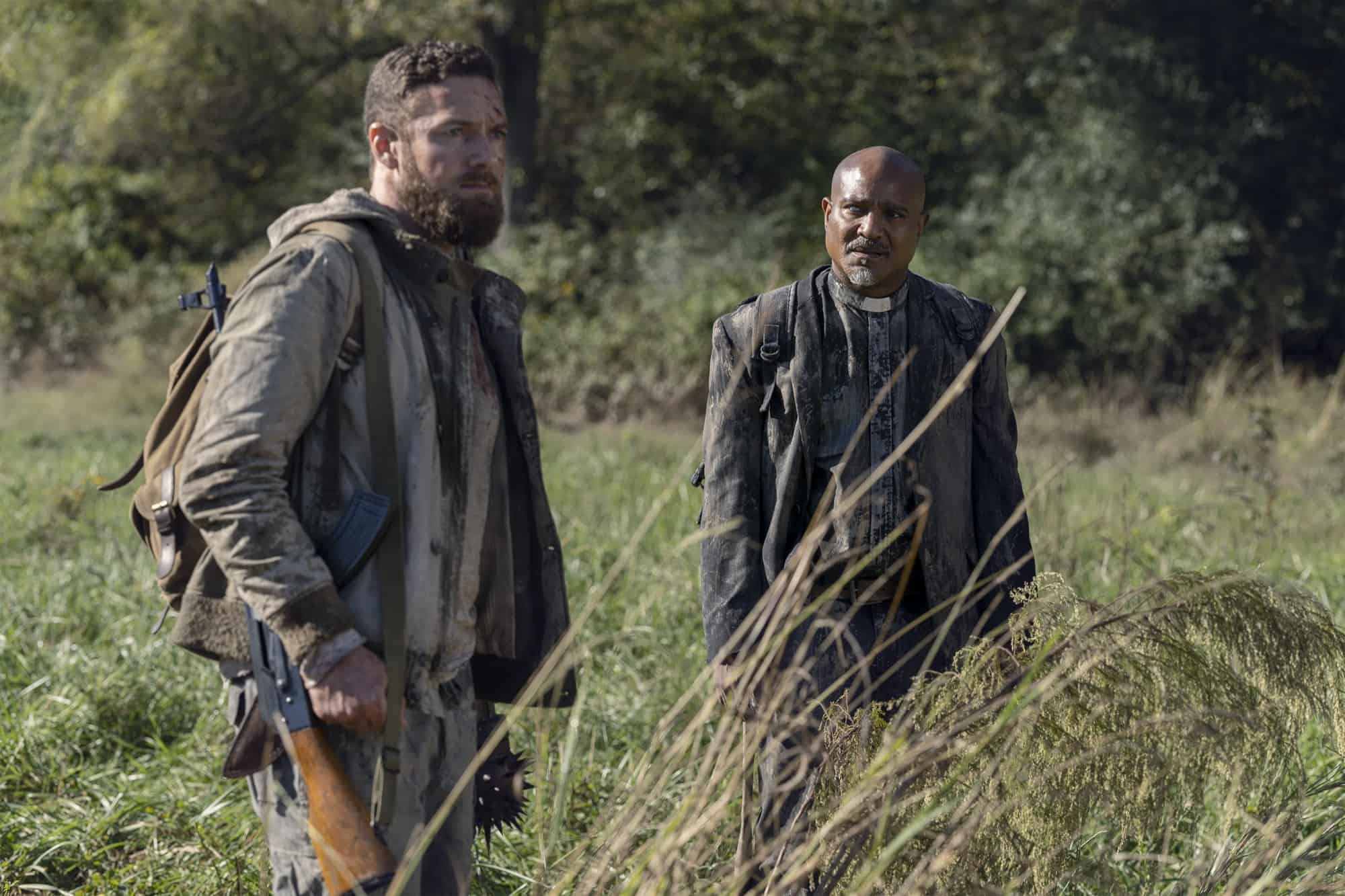 Aaron y Gabriel buscan comida en The Walking Dead