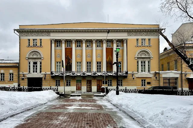 Никитский бульвар, Государственный музей Востока – главный дом бывшей усадьбы Луниных (построен в 1822 году)
