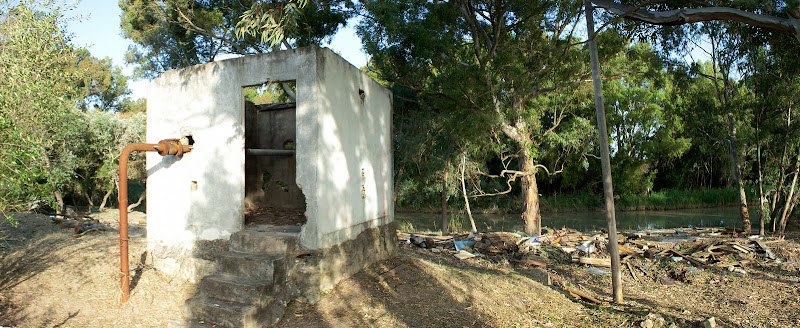 Caseta abandonada de una pequeña estación de bombeo (mayo 2011)