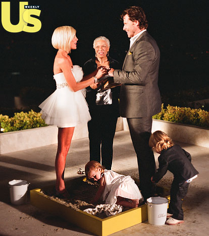 tori spelling wedding dress. Tori Spelling and husband Dean