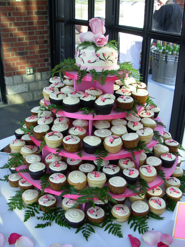  weddings are featuring wedding cupcakes Those posts have sent me a 