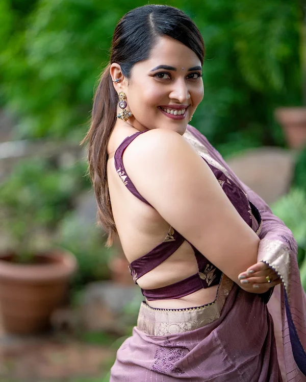 anasuya bharadwaj saree backless hot actress