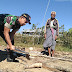 Satgas TNI diperbatasan bantu masyarakat belah kayu