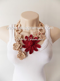 colar de croche com flores