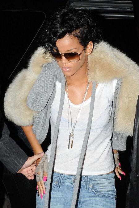 [gallery_main-0315_rihanna_nyc_01.jpg]