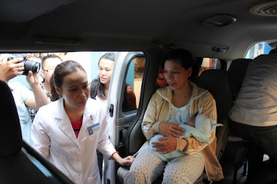 Lãnh đạo bệnh viện đưa tiễn mẹ con cháu bé ra tận xe