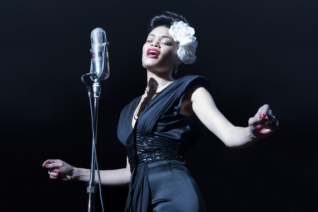 L'immagine raffigura Billie Holiday mentre canta.