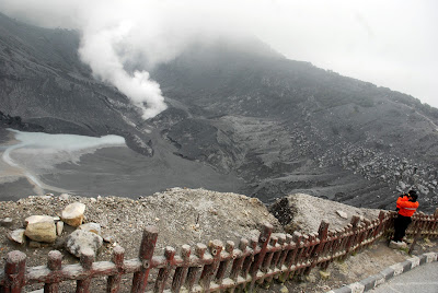 Menikmati Hijaunya Kawah Tangkuban Perahu