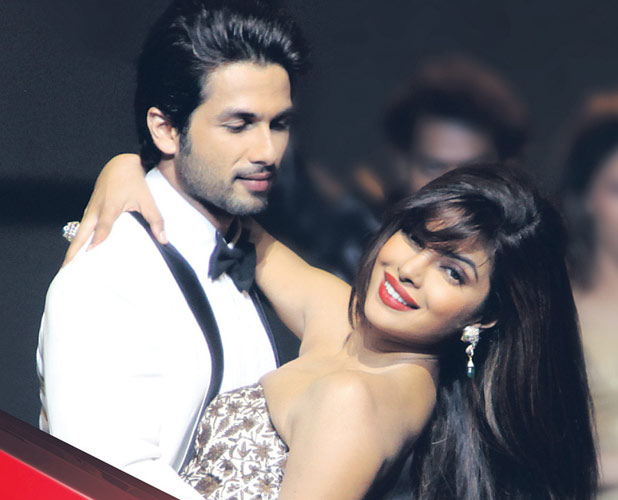 Shahid Kapoor Wallpaper Dancing Beautiful Priyanka Chopra