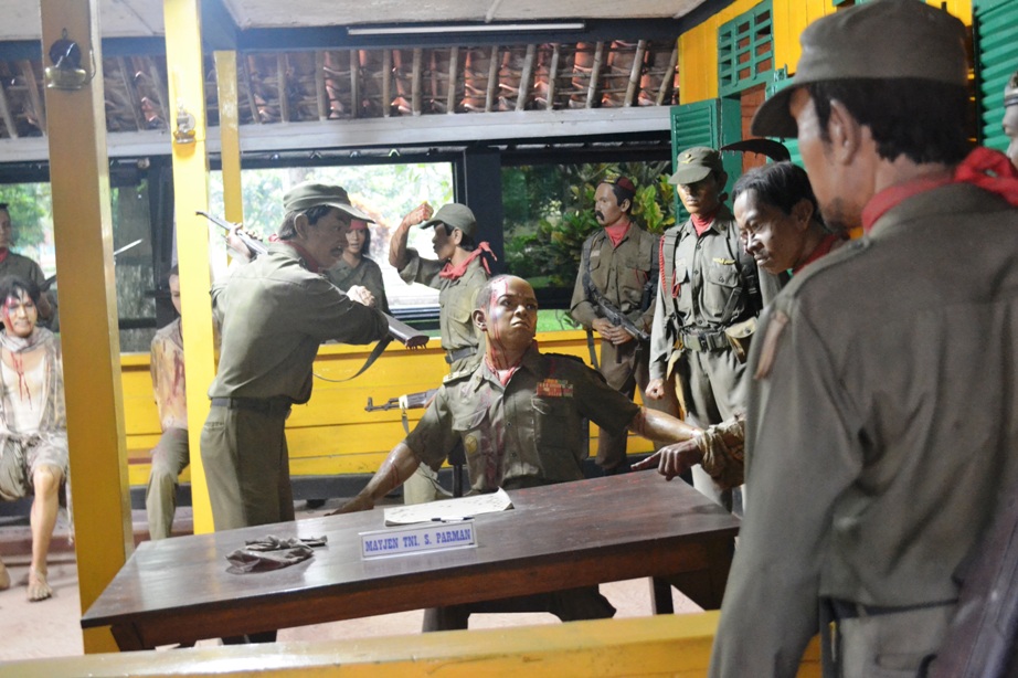 FOTO-GAMBAR BARANG PENINGGALAN KORBAN G 30 S/PKI 